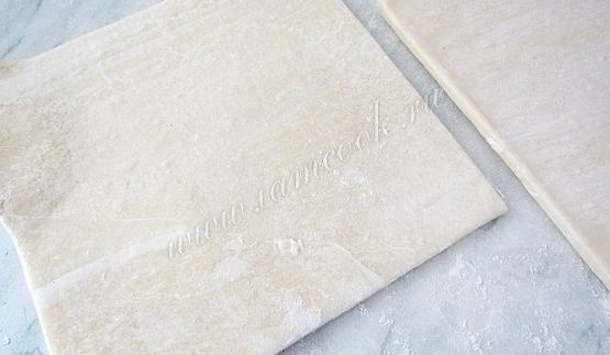 пирожные из слоеного теста с персиками