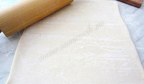 пирожные из слоеного теста с персиками