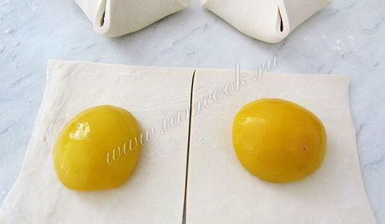 пирожные из слоеного теста с персиками