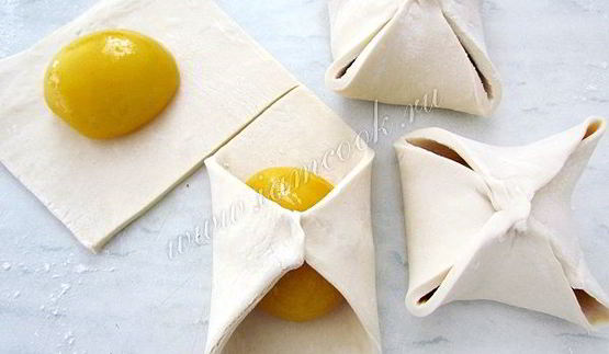 пирожные из слоеного теста с персиками