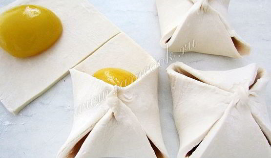 пирожные из слоеного теста с персиками