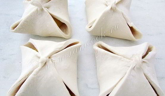 пирожные из слоеного теста с персиками