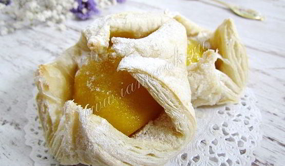 пирожные из слоеного теста с персиками