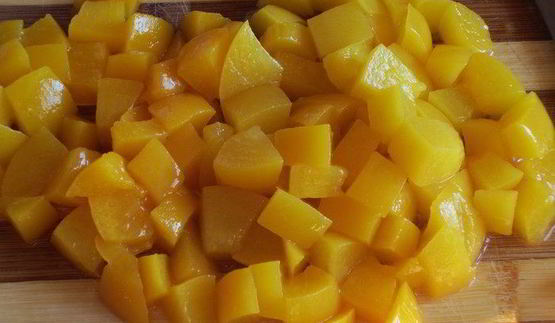 шоколадное пирожное с творожно-персиковым муссом