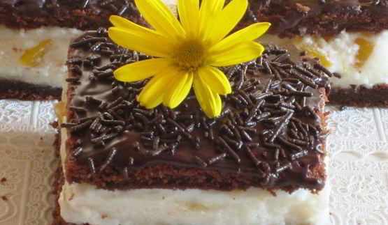 шоколадное пирожное с творожно-персиковым муссом