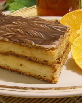 Сметанное пирожное с вареной сгущенкой