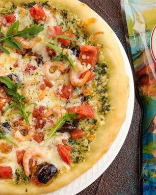 Домашняя пицца с моцареллой и креветками