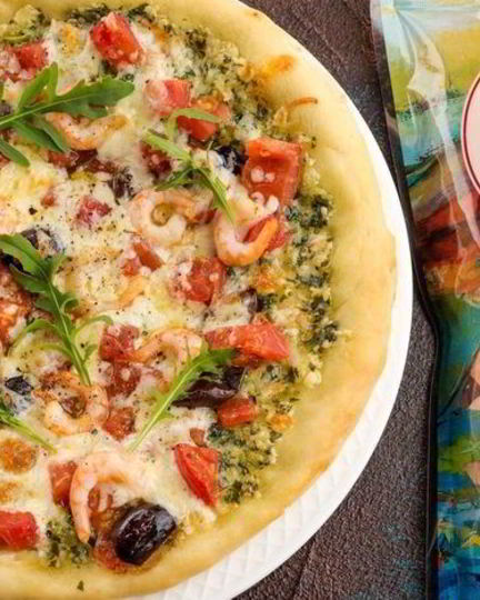 Рецепт домашней пиццы с моцареллой и креветками