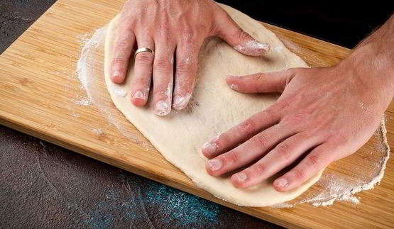 домашняя пицца с моцареллой и креветками