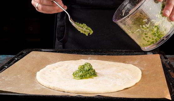 домашняя пицца с моцареллой и креветками