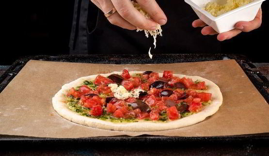 домашняя пицца с моцареллой и креветками