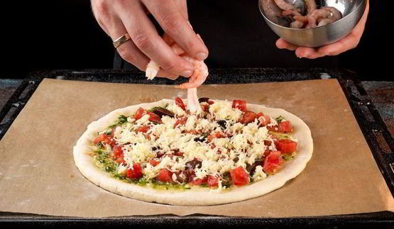 домашняя пицца с моцареллой и креветками