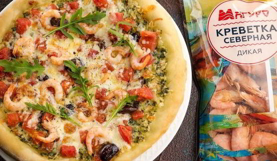 домашняя пицца с моцареллой и креветками