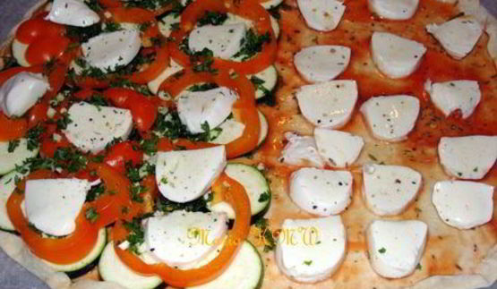 летняя пицца с овощами и козьим сыром