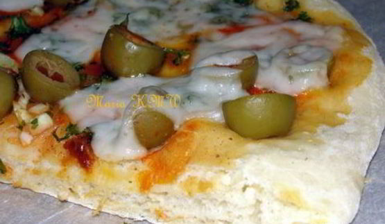 летняя пицца с овощами и козьим сыром