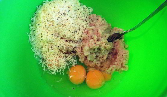 мини-пиццы на заварном тесте с пармезаном и брокколи