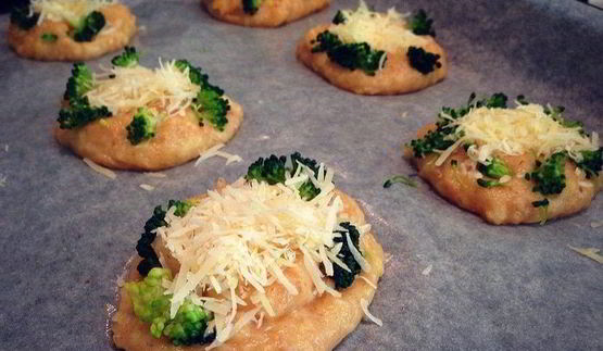 мини-пиццы на заварном тесте с пармезаном и брокколи