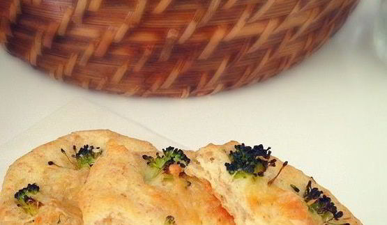 мини-пиццы на заварном тесте с пармезаном и брокколи