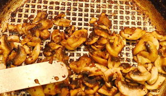 мясная пицца с мясом и грибами