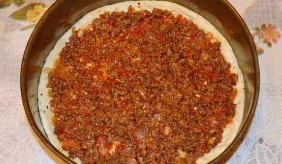 мясная пицца с мясом и грибами