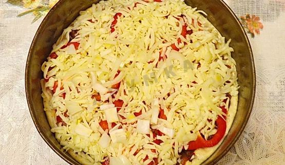 мясная пицца с мясом и грибами