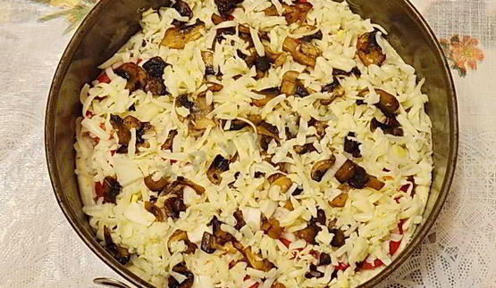 мясная пицца с мясом и грибами