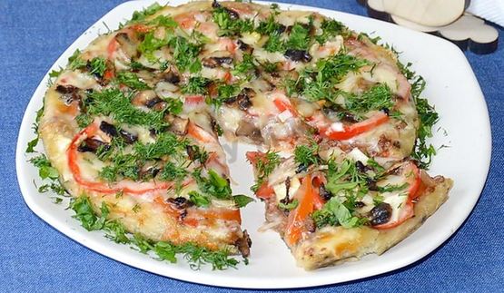 мясная пицца с мясом и грибами