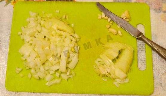 мясная пицца с мясом и грибами