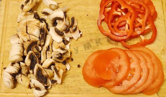 мясная пицца с мясом и грибами