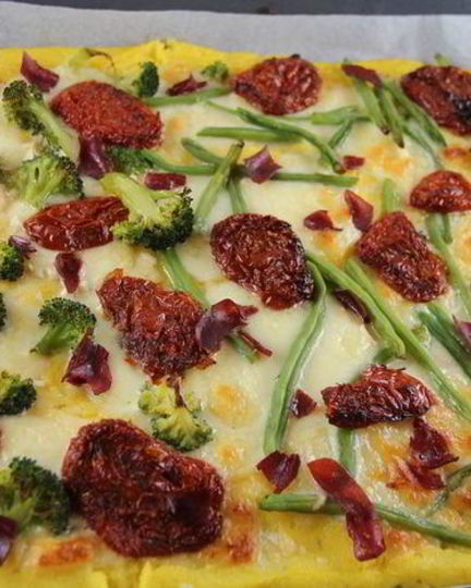 Рецепт пиццы из поленты с брокколи, вялеными томатами и моцареллой