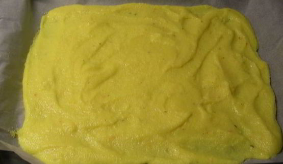 пицца из поленты с брокколи, вялеными томатами и моцареллой