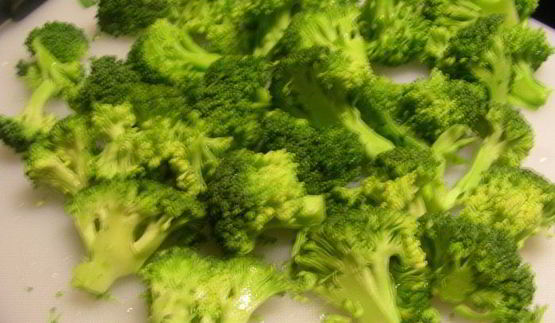 пицца из поленты с брокколи, вялеными томатами и моцареллой