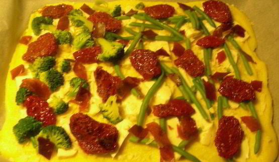 пицца из поленты с брокколи, вялеными томатами и моцареллой