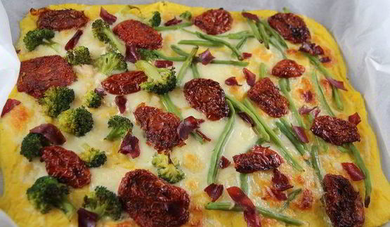 пицца из поленты с брокколи, вялеными томатами и моцареллой
