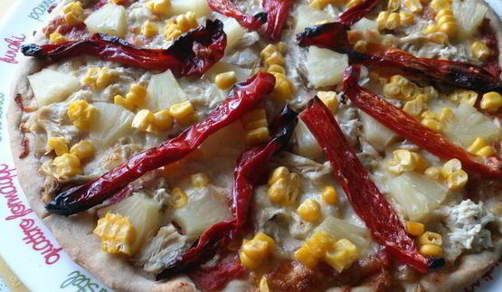 пицца из ржаной муки с тыквенным соусом и хамоном