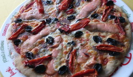 пицца из ржаной муки с тыквенным соусом и хамоном