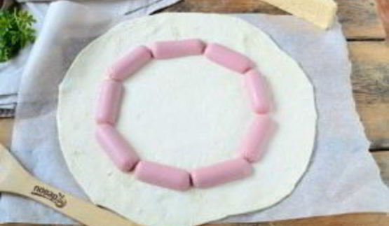 пицца из сосисок в тесте