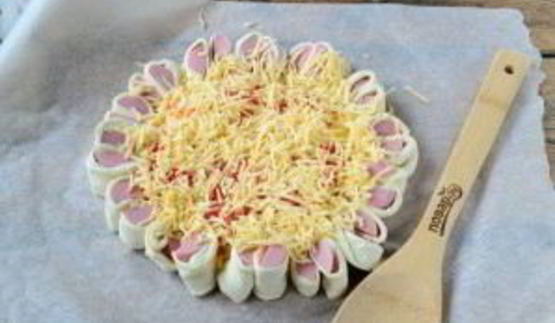 пицца из сосисок в тесте