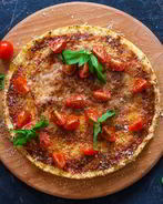 Пицца из цветной капусты с томатами и моцареллой