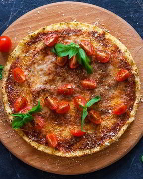 Пицца из цветной капусты с томатами и моцареллой