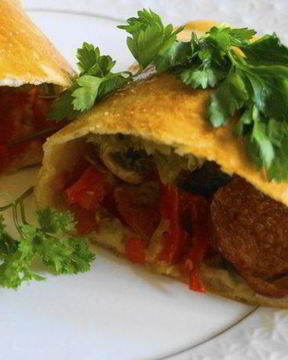 Пицца кальцоне с грибами, овощами и сыром Джюгас