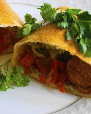 Пицца кальцоне с грибами, овощами и сыром Джюгас