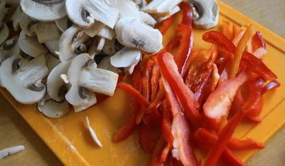 пицца кальцоне с грибами, овощами и сыром джюгас