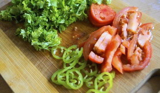 пицца кальцоне с грибами, овощами и сыром джюгас