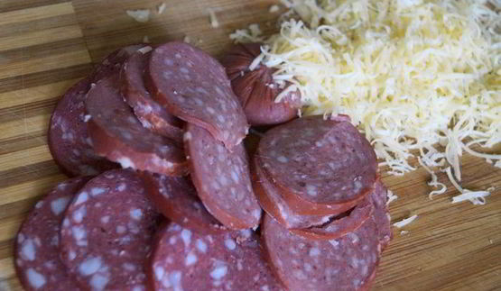 пицца кальцоне с грибами, овощами и сыром джюгас