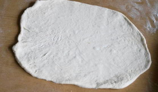 пицца кальцоне с грибами, овощами и сыром джюгас