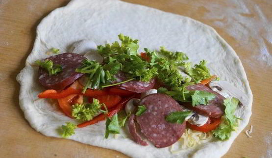 пицца кальцоне с грибами, овощами и сыром джюгас