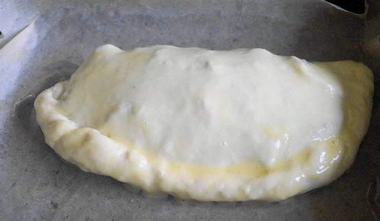 пицца кальцоне с грибами, овощами и сыром джюгас