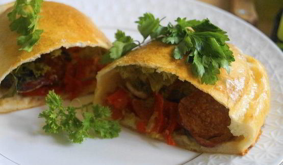 пицца кальцоне с грибами, овощами и сыром джюгас