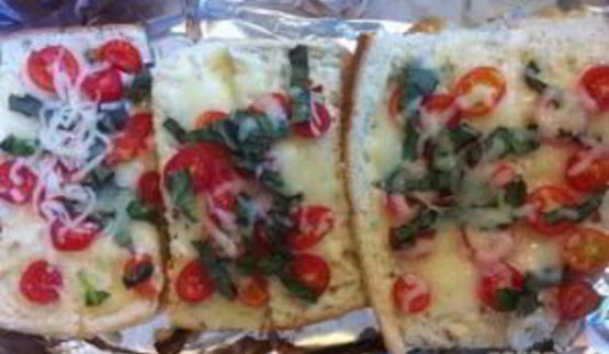 пицца маргарита на хлебе